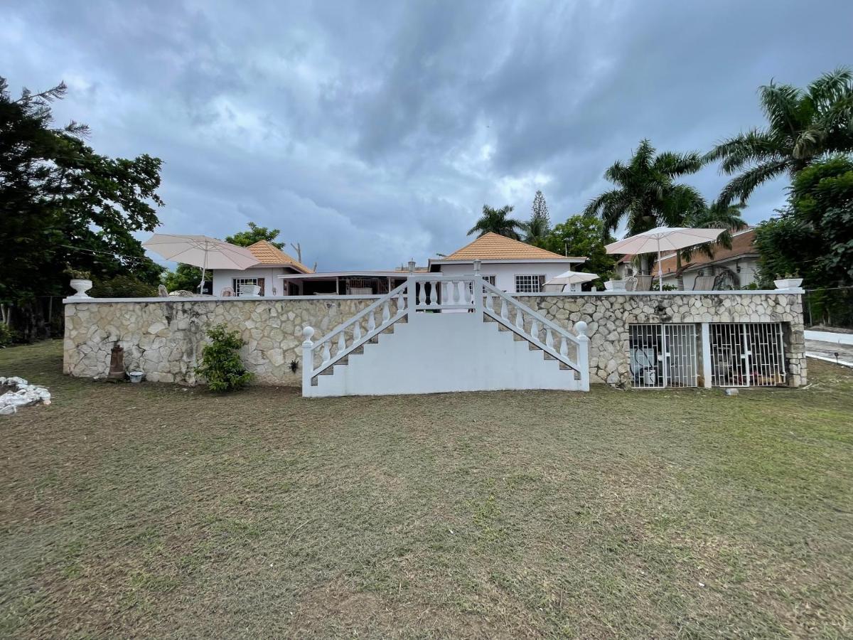 The Lodge @ Peaceful Palms Montego Bay Exteriör bild